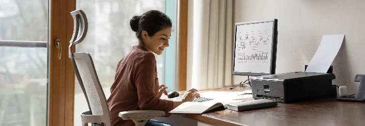 Person arbeitet am Computer